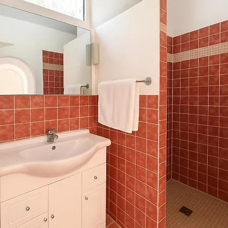 Mazet Bord De Piscine Partagee - Parking - Bbq - Draps Inclus *