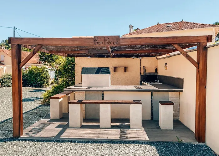 Mazet Bord De - De La Nartelle - Maxime - Piscine Partagée - Parking - Bbq - Draps Inclus